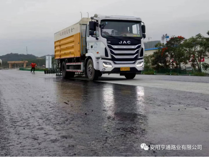 祝賀我司深汕西項目透層、封層試驗段圓 滿成功